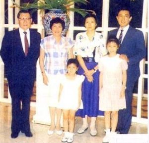 后排左起分别为父亲马鹤凌、母亲秦厚修