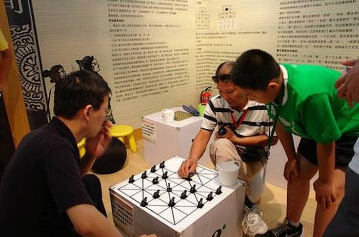 图4 蒙古鹿棋引起现代人兴趣 图4 蒙古鹿棋引起现代人兴趣