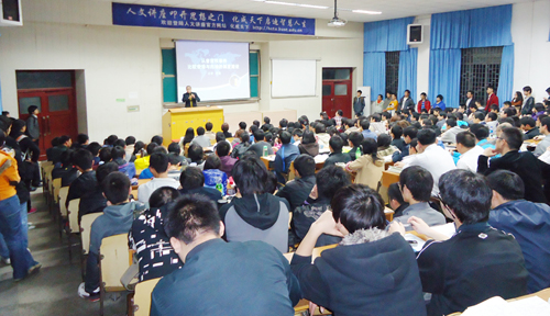 冷夏在大学作廉政问题讲座现场