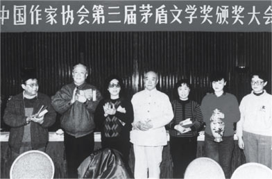 路遥凭藉《平凡的世界》获得茅盾文学奖
