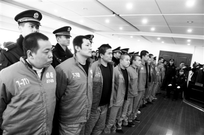 导演鄢颇被砍案在朝阳法院13名被告人受审。 导演鄢颇被砍案在朝阳法院13名被告人受审。