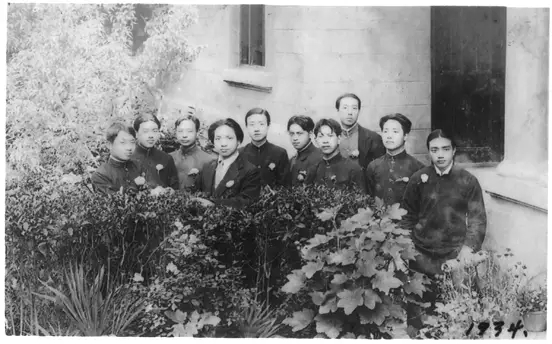 彭友善（前左四）1934年武昌艺专毕业合影