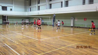 山西农业大学信息学院女排在比赛中 山西农业大学信息学院女排在比赛中