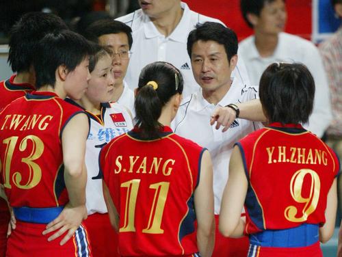 中国女排1-5澳门男排 陈忠和布置战术
