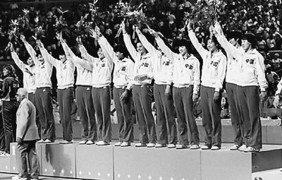 1984年奥运冠军中国队员在领奖台上