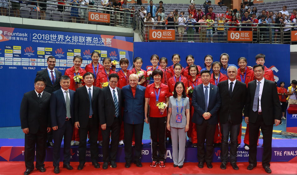 中国女排和嘉宾全体合影 中国女排和嘉宾全体合影