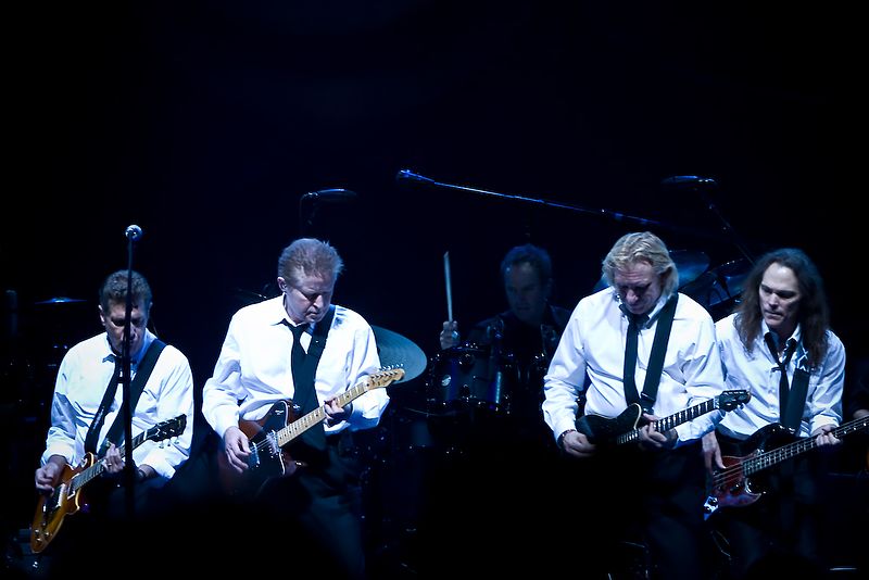 2008年，Joe Walsh（右2）随老鹰乐队演出