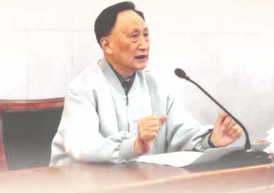 吴易风在上课