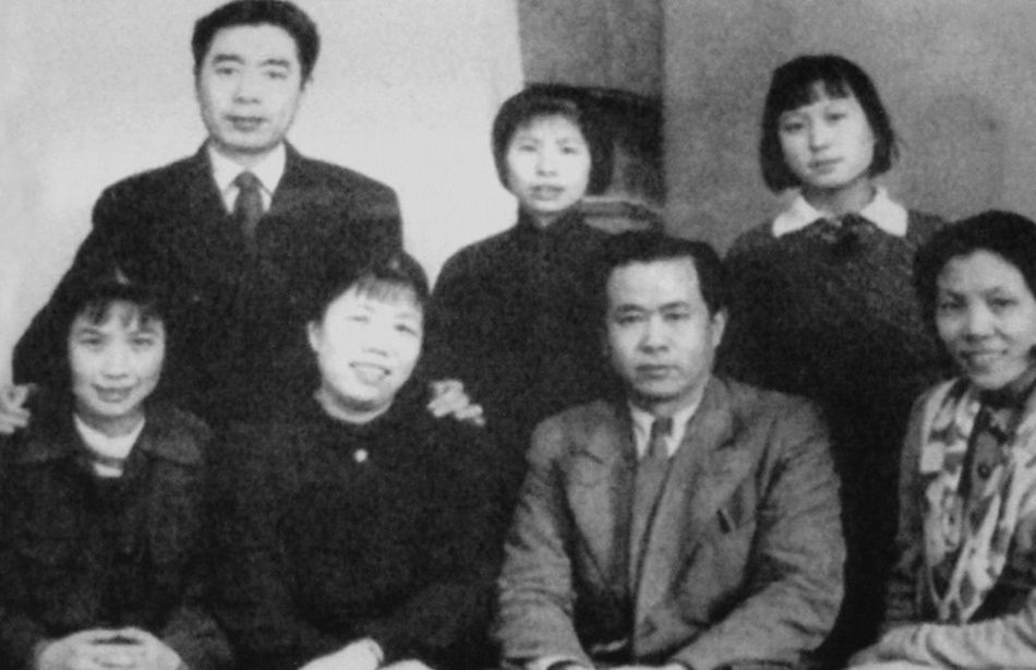 周恩来与孙维世(一排左)等人的合影 周恩来与孙维世(一排左)等人的合影