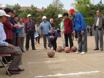 内蒙古大学在进行离退人员娱乐体育项目 内蒙古大学在进行离退人员娱乐体育项目