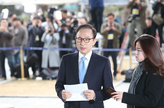 李明博受讯问前向国民致歉