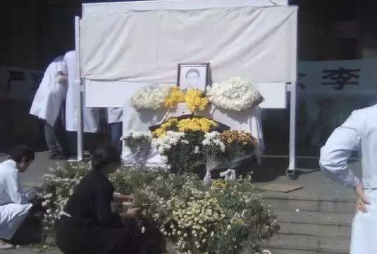 莱钢医院35岁的青年医生李宝华被一名患儿父亲砍死。 莱钢医院35岁的青年医生李宝华被一名患儿父亲砍死。