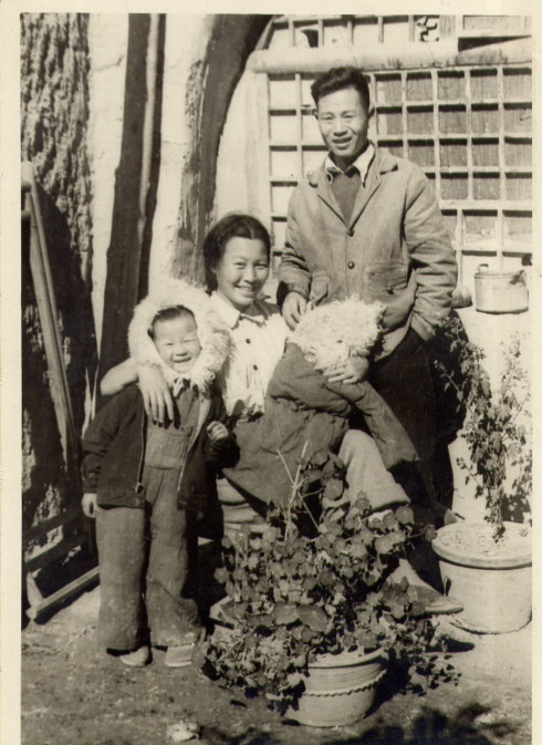 徐以新陆红夫妇及孩子在延安窑洞前
