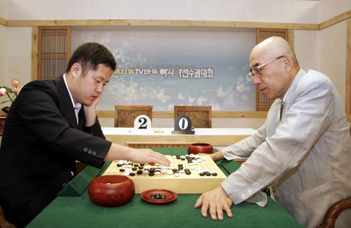 由中国的周鹤洋九段迎战日本的武宫正树九段