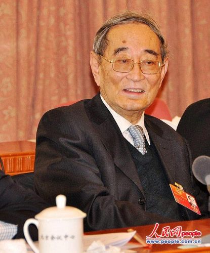 厉以宁在全国两会经济界别的小组讨论会中。