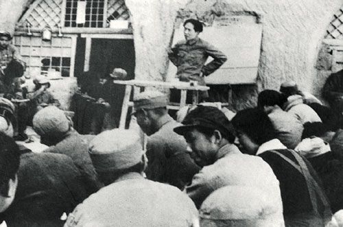毛泽东主席给陕北公学学员讲课
