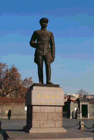 张氏帅府前的张学良像 张氏帅府前的张学良像