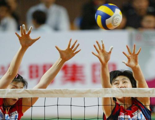 中国女排1-5澳门男排 罗瑜构筑网上长城