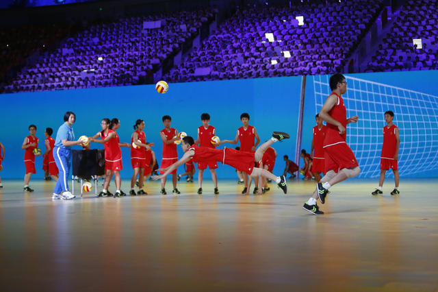 前女排国手李国君出场，与排球小将们互动。