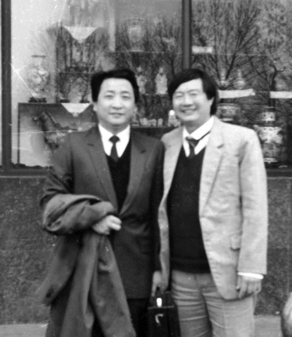徐荣耀(右)与相声表演艺术家姜昆(左) 徐荣耀(右)与相声表演艺术家姜昆(左)