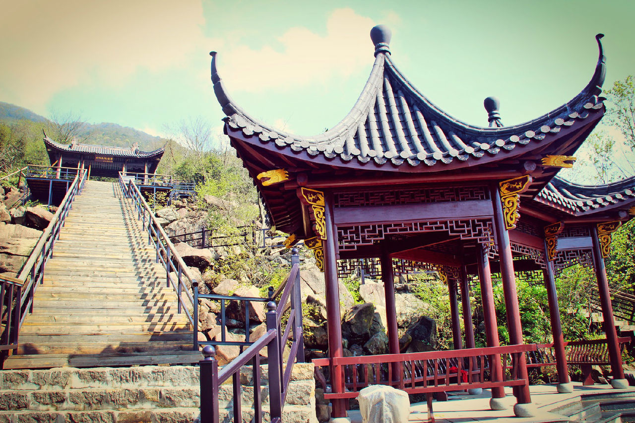 李四光纪念亭