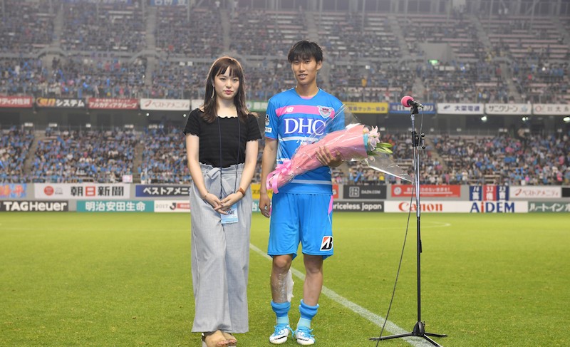 镰田大地与妻子