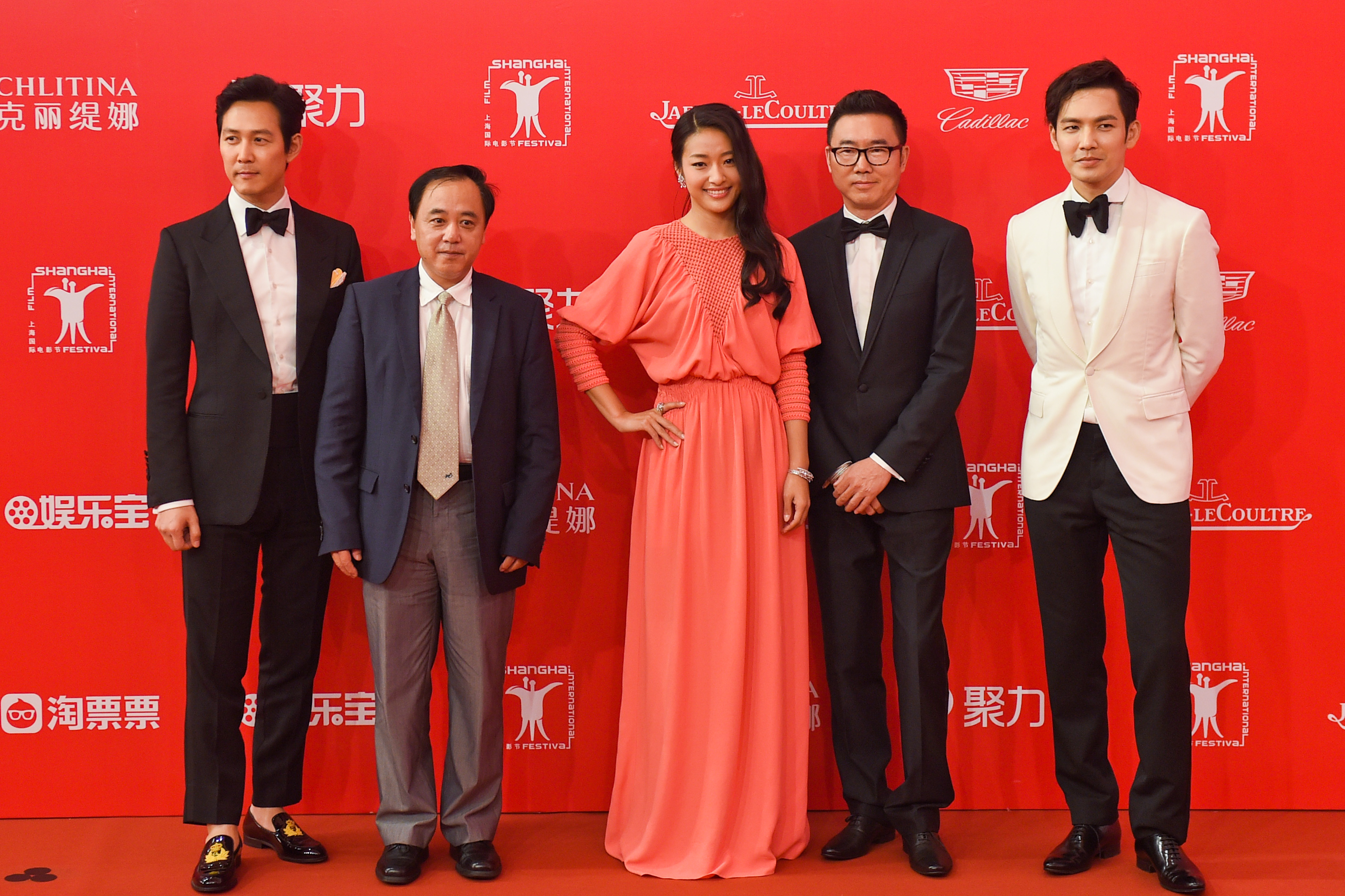 上海电影节导演李骏和《惊天大逆转》主创合影 上海电影节导演李骏和《惊天大逆转》主创合影