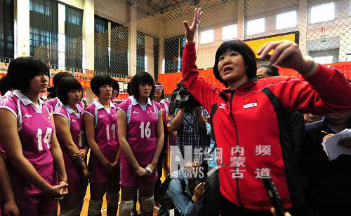 5月26日，郎平正在指导包头一中女排队员训练