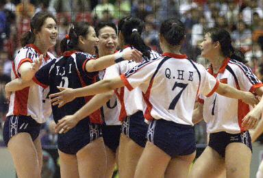 3-2胜韩国,中国队队员赛后相拥欢庆胜利 3-2胜韩国,中国队队员赛后相拥欢庆胜利
