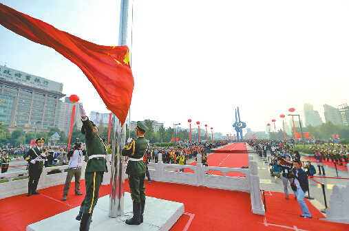 泉城广场升旗仪式 泉城广场升旗仪式