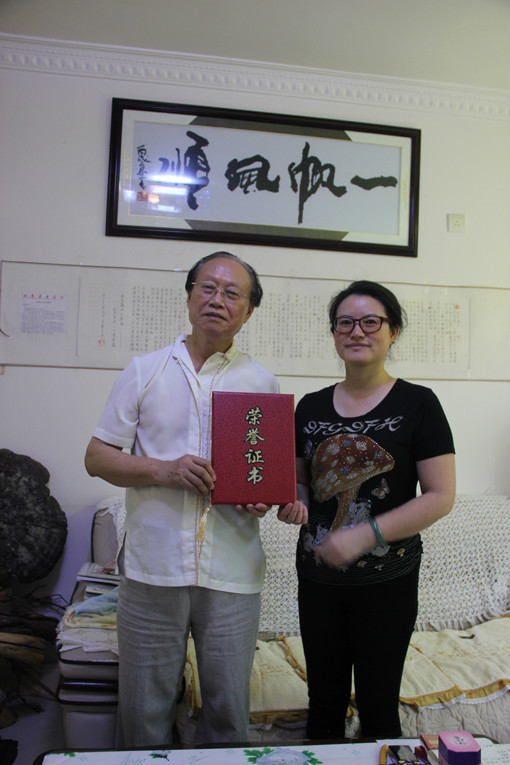 接受红河学院图书馆工作人员赠与的证书