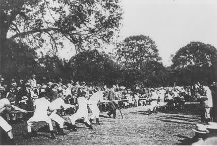 1900年7月16日巴黎奥运会,拔河比赛现场 1900年7月16日巴黎奥运会,拔河比赛现场