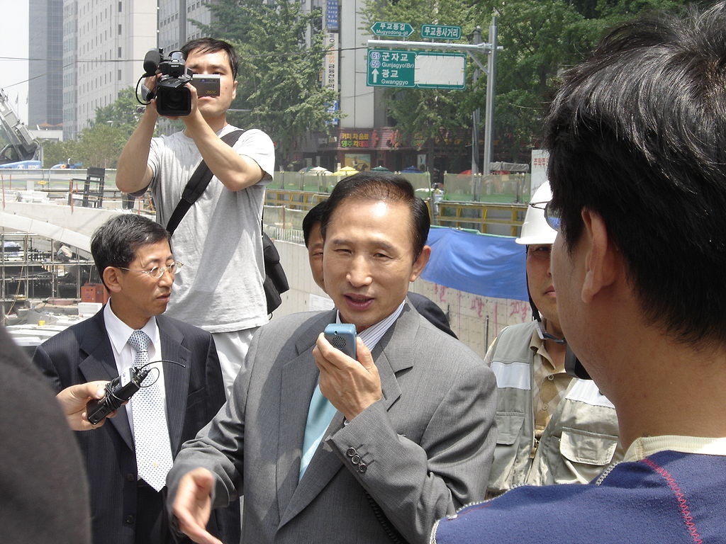 2005年在清溪川复原工地视察
