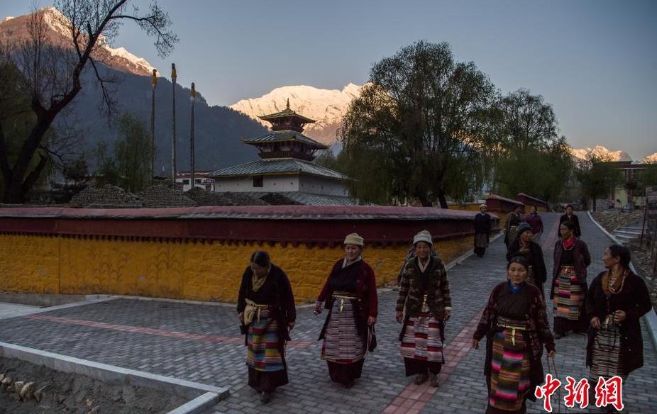 吉隆镇当地居民围绕帕巴寺转经(2018年4月19日摄) 吉隆镇当地居民围绕帕巴寺转经(2018年4月19日摄)