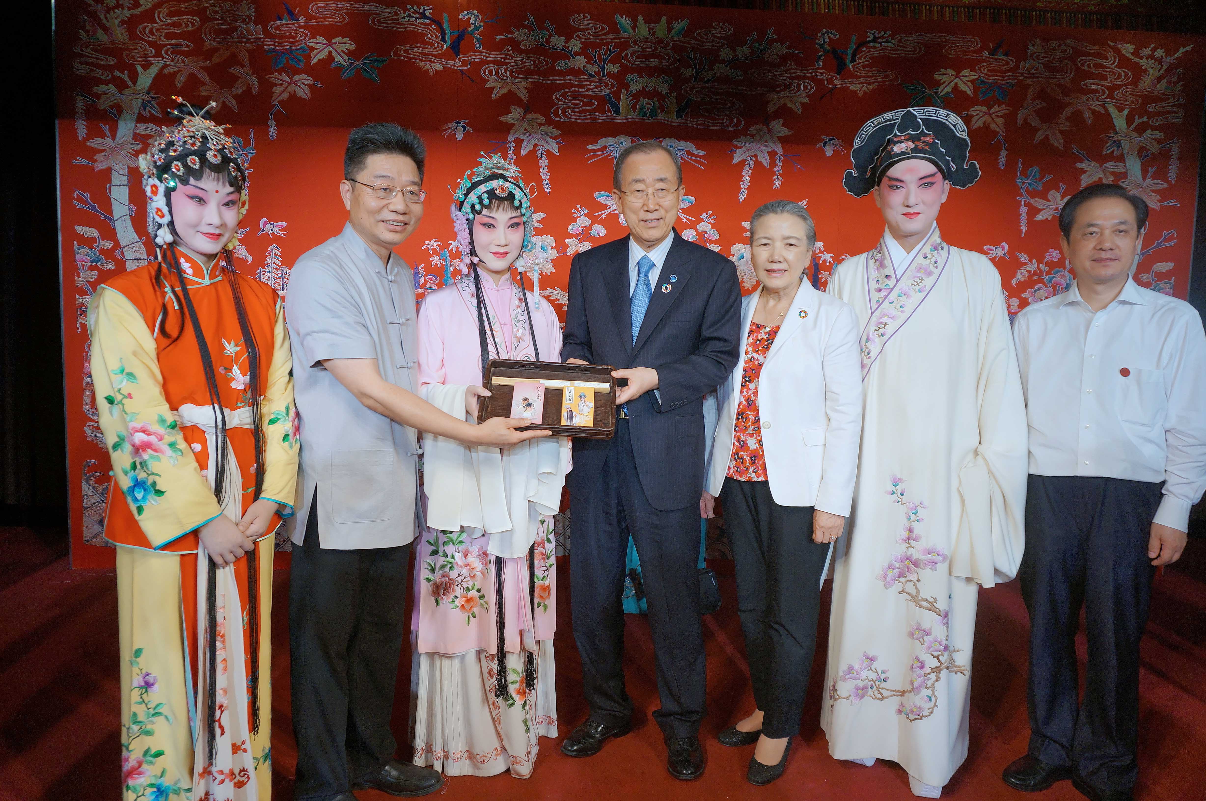联合国前秘书长潘基文参观“游园惊梦”崑曲体验馆 联合国前秘书长潘基文参观“游园惊梦”崑曲体验馆