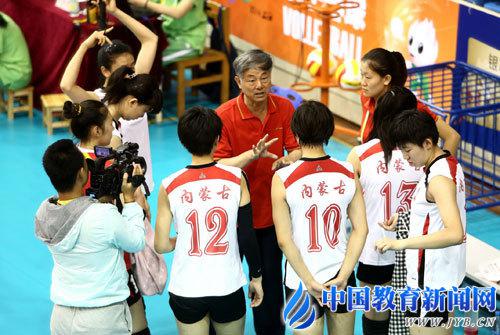 7.29包头一中女排教练郝振生在布置战术