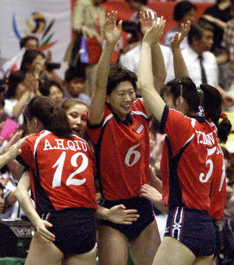 中国3-1力克日本 女排姑娘兴奋异常 中国3-1力克日本 女排姑娘兴奋异常