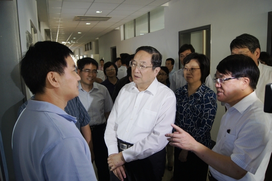 石铁流教授（左一）汇报生物信息学研究情况