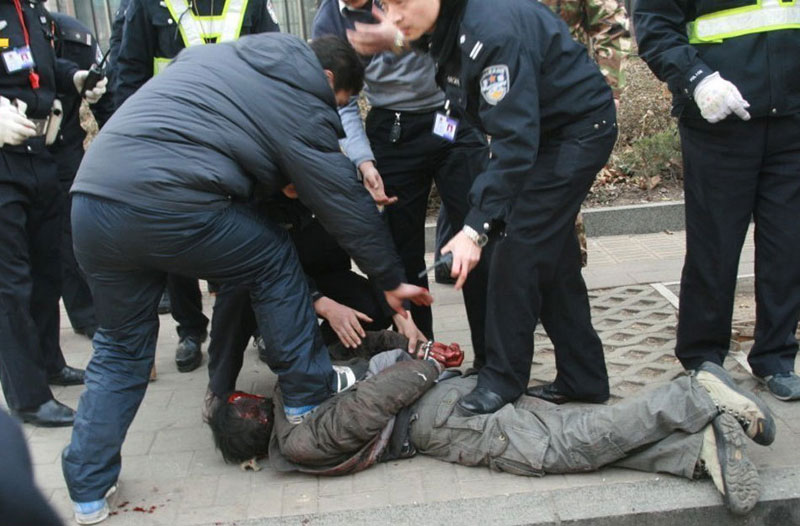 民警奋力擒住犯罪分子 民警奋力擒住犯罪分子