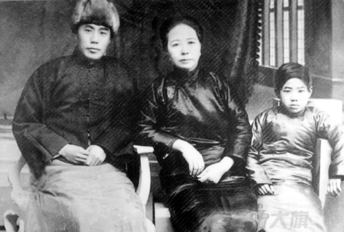 1935年佟麟阁与彭静智和次子佟兵在张家口 1935年佟麟阁与彭静智和次子佟兵在张家口