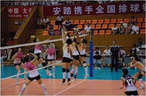 天津女排与八一女排比赛瞬间