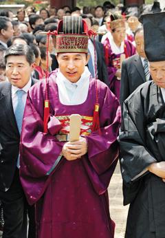 穿官服的李明博