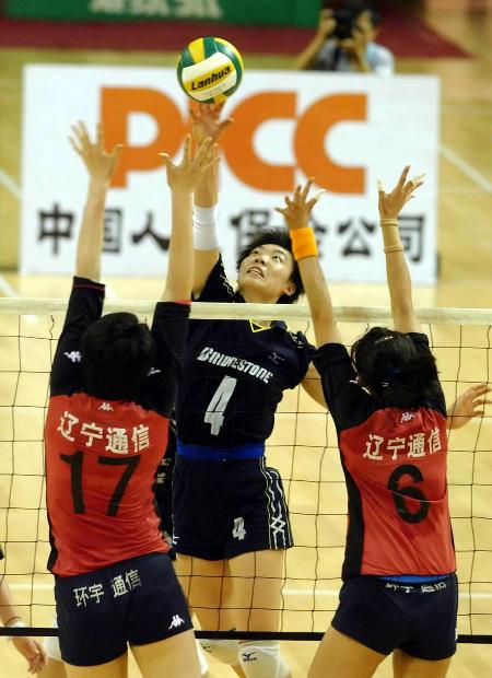天津队4号球员张萍在进攻中吊球 天津队4号球员张萍在进攻中吊球
