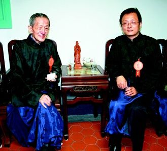 穿民国礼服的男子