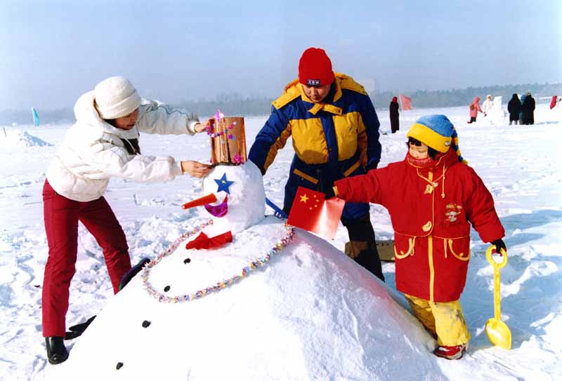 堆雪人实景 堆雪人实景