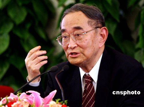 厉以宁两会发言 世界摄像摄影网