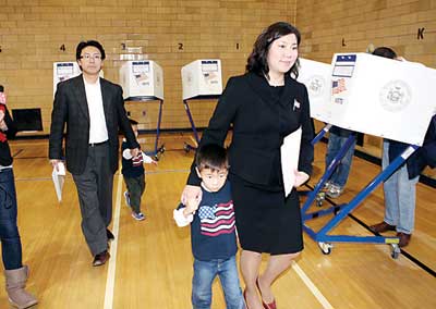 孟昭文与丈夫桂源钟及两名儿子一同前来投票 孟昭文与丈夫桂源钟及两名儿子一同前来投票