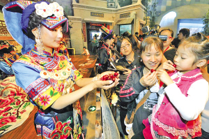 羌族姑娘捧出家乡特产 羌族姑娘捧出家乡特产