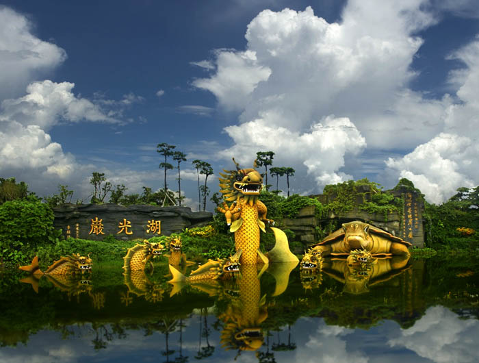 “湖光岩”东大门的大型雕塑“龙鱼神龟” “湖光岩”东大门的大型雕塑“龙鱼神龟”
