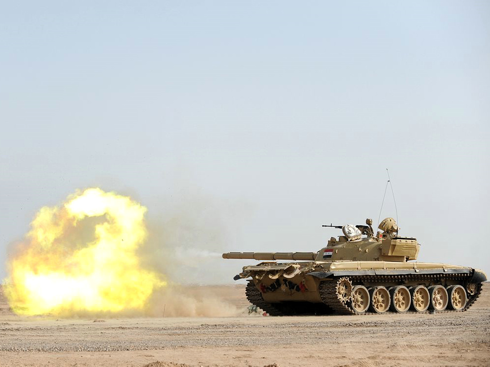 T-72主战坦克在军演中开炮 T-72主战坦克在军演中开炮